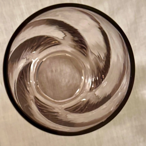 💚GLOWS💚Lavender Uranium Glass Vase - Picture 4 of 8